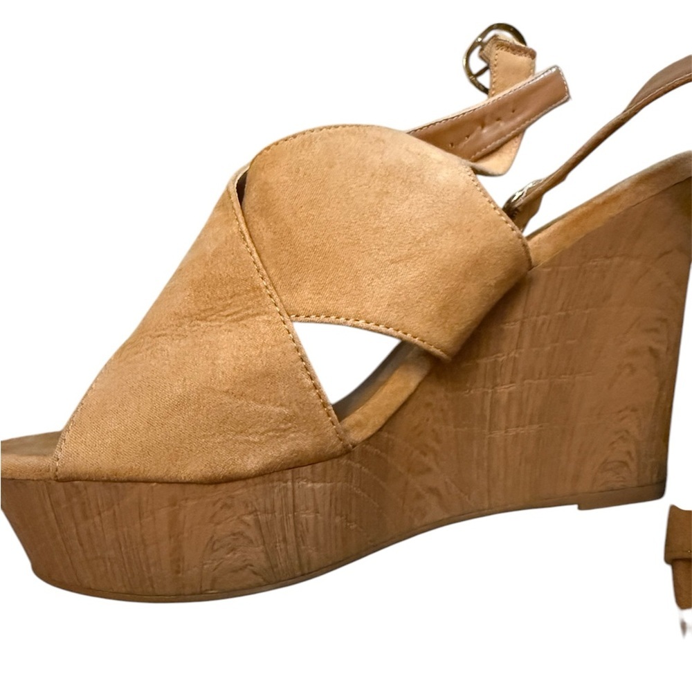 TC Tan Sandals with Crisscross Straps and Block Heel - Picture 3 of 4